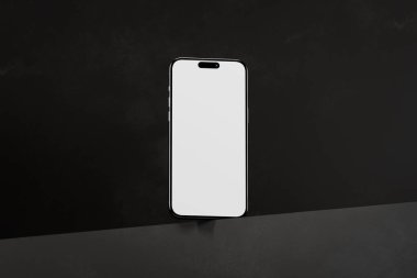 Karanlık arka planda boş ekranlı bir telefon ile stüdyo sahnesi.