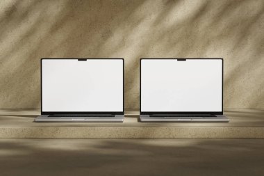Boş beyaz ekranlı iki açık dizüstü bilgisayar