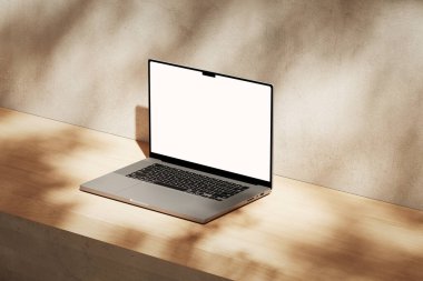 Ahşap masada boş beyaz ekranlı dizüstü bilgisayar. 