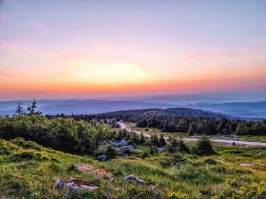 Almanya 'daki Harz Dağları' nda Brocken 'da gün batımı