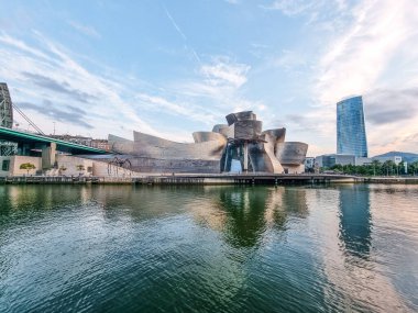 Biscay 'daki Guggenheim Müzesi ve Kuzey İspanya' nın Bask Bölgesi 'ndeki Bilbao Müzesi