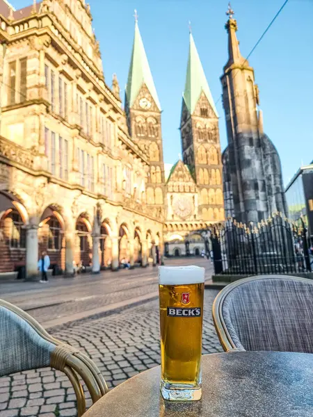 Bremen Katedrali 'nin önündeki Beck' s Birası ya da gün batımında St. Petri Dom Bremen