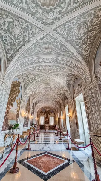 Yazın Roma yakınlarındaki Castel Gandolfo