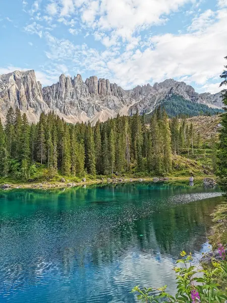 Carezza Gölü, İtalya 'nın Güney Tyrol eyaletinde yer alan bir alp gölüdür. Almancada Karersee olarak da bilinir.