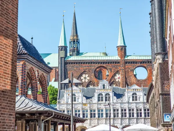 Lbeck Şehir Meydanı. Kuzey Almanya 'da belediye binası ve St Mary Kilisesi var.