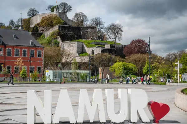 Namur, Namur Kalesi 'nin arka planında sonbaharda imzalanacak.