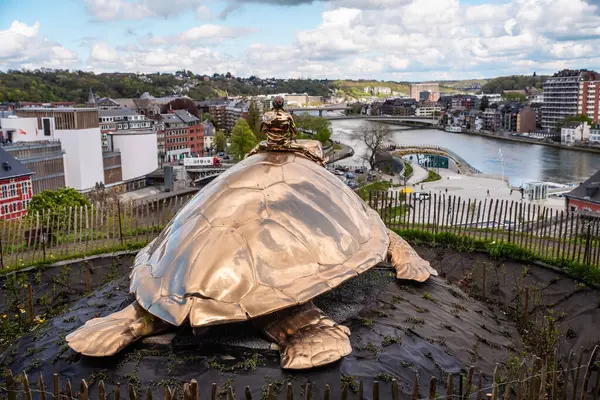 Sanatçı Jan Fabre Namur Belçika 'dan Ütopya Aranıyor. Namur Wallonia Belçika 'daki Meuse nehrine bakan büyük altın kaplumbağa..