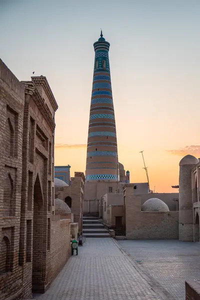 Gün doğumunda Khodja Minaret Khiva Özbekistan