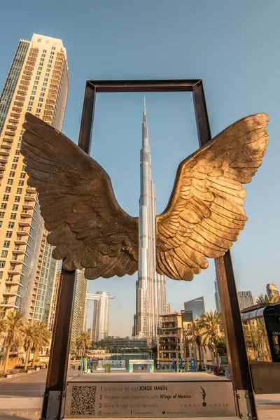 Dubai 'deki Burç Halife Gökdeleni, Birleşik Arap Emirlikleri altın kanatlarıyla