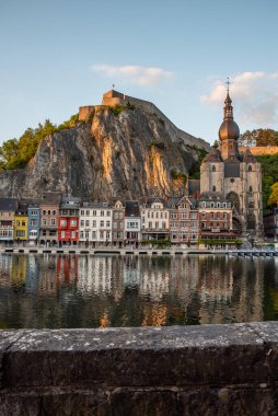 Wallonia Belçika 'da Dinant' ın rıhtımı gün batımında