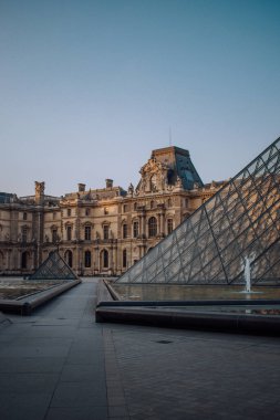 Paris'teki Louvre müzesinde gündoğumu