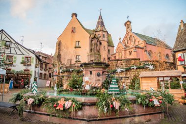 Eguisheim, Fransa 'da Noel süslemeleriyle süslenmiş yarı keresteli evler.