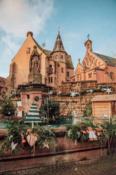 Eguisheim, Fransa 'da Noel süslemeleriyle süslenmiş yarı keresteli evler.
