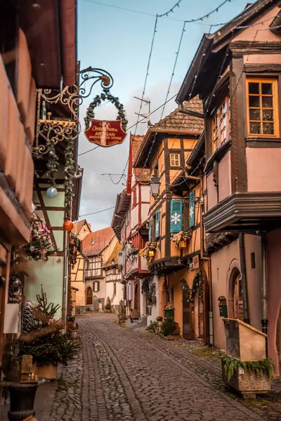 Eguisheim, Fransa 'da Noel süslemeleriyle süslenmiş yarı keresteli evler.