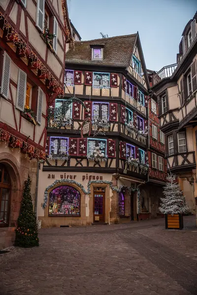 Fransa 'nın Colmar şehrinde Noel süslemeleriyle süslenmiş yarı keresteli evler.