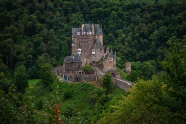 Bahar boyunca bulutlu bir günde Almanya 'da Eltz Şatosu veya Burg Eltz