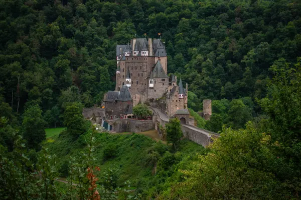 Bahar boyunca bulutlu bir günde Almanya 'da Eltz Şatosu veya Burg Eltz