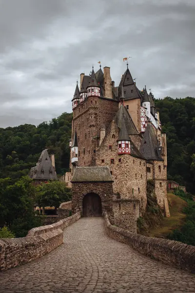 Bahar boyunca bulutlu bir günde Almanya 'da Eltz Şatosu veya Burg Eltz