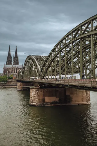 Arkasında Köln Katedrali olan Hohenzollern Köprüsü, Köln Almanya
