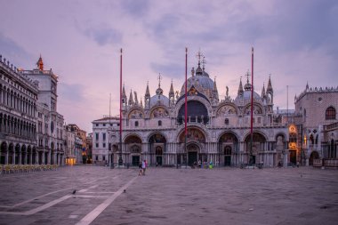 Aziz Mark Katedral Bazilikası ile Venedik 'te San Marco Meydanı, arka planda, gün doğumunda Aziz Mark Bazilikası olarak bilinir..