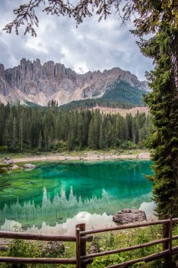 Lago di Carezza, Carezza Gölü, Karersee Dolomitler, Kuzey İtalya