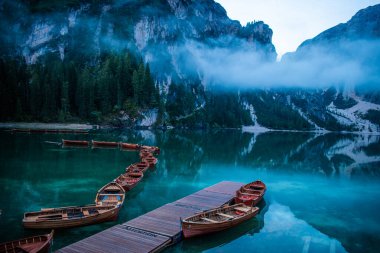 Lago di Braies - Kuzey İtalya 'daki Dolomitler' de Braies Gölü