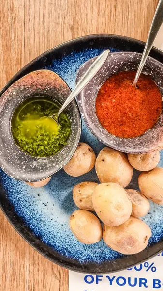 Papas Arrugadas ile Mojo Rojo ve Mojo Verde geleneksel mutfağı Tenreife, Kanarya Adaları, İspanya
