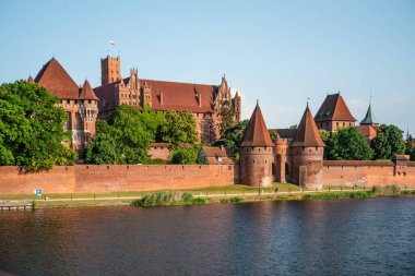 Yaz boyunca Polonya 'da Gdansk yakınlarındaki Malbork Kalesi