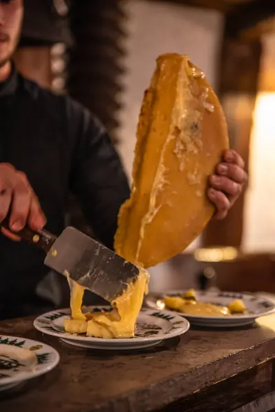 Kışın İsviçre 'de Raclette
