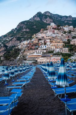 Positano plajı. Positano Körfezi manzaralı. İtalya 'da Amalfi Sahili yaz boyunca.