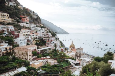 Yaz boyunca İtalya 'nın Amalfi Sahili' ndeki Positano ve Positano Körfezi üzerindeki hava manzarası