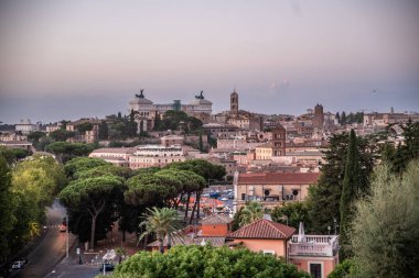 Gün batımında İtalya, Roma üzerinde hava manzarası