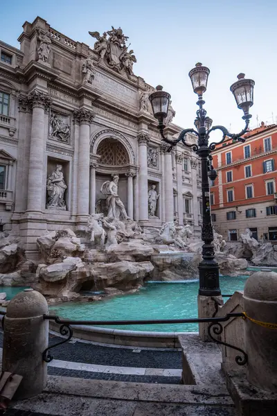 Roma 'daki Trevi Çeşmesi, İtalya' da gün doğumunda hiç kimse olmadan.