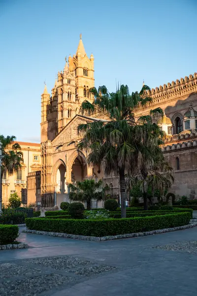 Palermo Katedrali. Sicilya 'da yaz boyunca hiç insan yok.