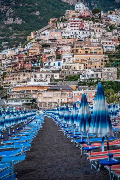 Positano plajı. Positano Körfezi manzaralı. İtalya 'da Amalfi Sahili yaz boyunca.
