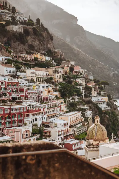 Yaz boyunca İtalya 'nın Amalfi Sahili' ndeki Positano ve Positano Körfezi üzerindeki hava manzarası