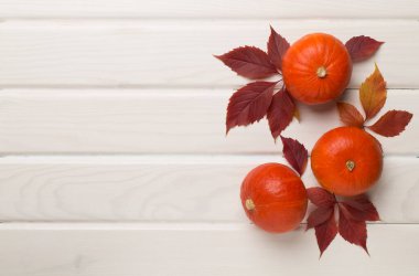 Balkabakları, böğürtlenler ve yapraklarla bezenmiş güzel bir sonbahar dairesi..