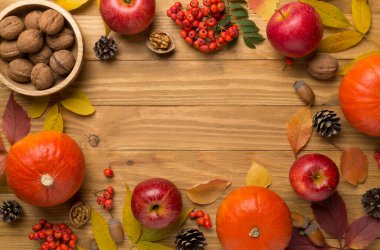 Balkabakları, böğürtlenler ve yapraklarla bezenmiş güzel bir sonbahar dairesi..