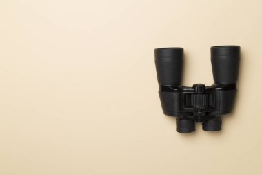 Renkli arka planda siyah dürbün. Üst görünüm.