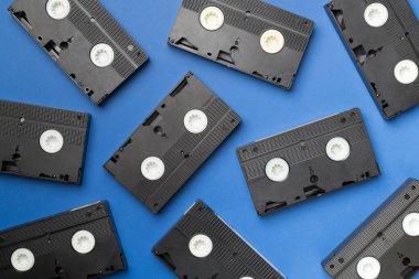 Renk arkaplanı, üst görünüm üzerine eski bant VHS kaseti ile desen.