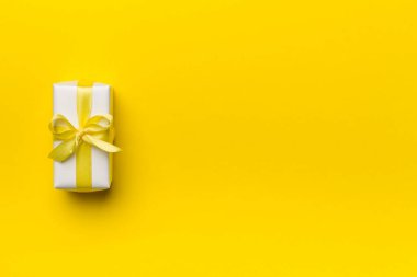 Renk arkaplan üzerinde beyaz hediye kutusu, üst görünüm.