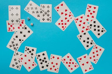 Renk arkaplanında kart oynanıyor. Kumar konsepti. Üst görünüm.