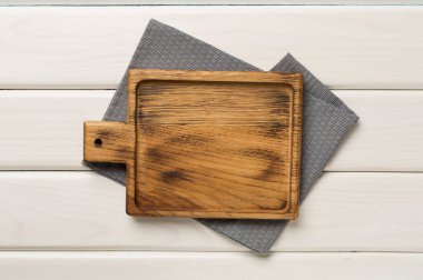 Tahta kesme tahtası ahşap arka planda, üst manzara.