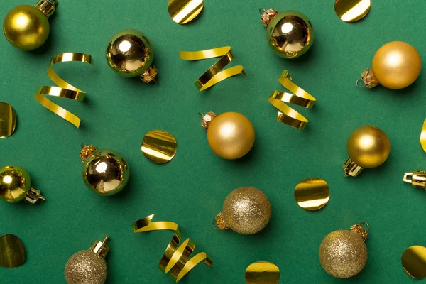 Renk Arkaplanı Üst Görünümde Noel Topları — Stok fotoğraf