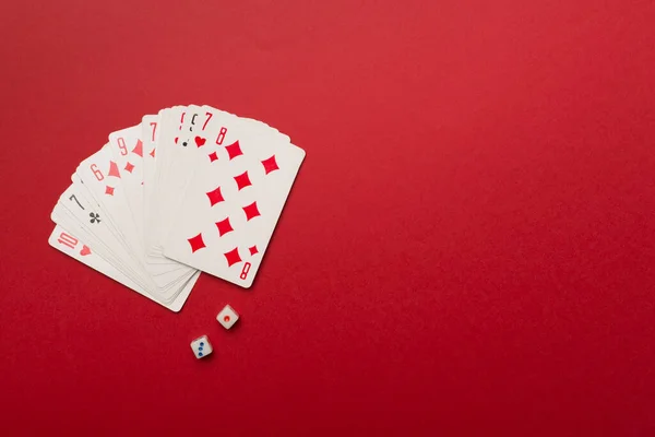 Renkli Arka Planda Kart Zarlar Oynanıyor Kumar Konsepti Üst Görünüm — Stok fotoğraf
