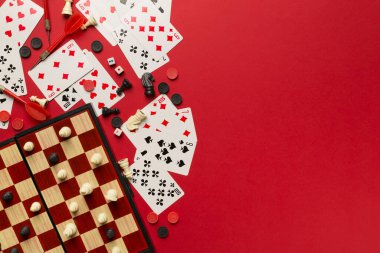 Renk arkaplanı ve üst görünümde farklı masa oyunları.