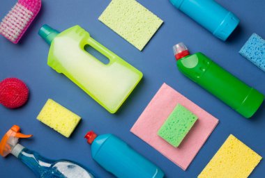 Renk arkaplanı ve üst görünümde birçok farklı ev temizleme ürünleri.
