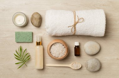 Ahşap arka planda spa ürünleri içeren kompozisyon, üst görünüm.