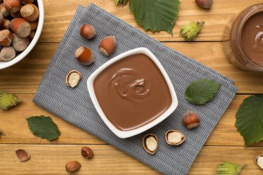 Fındık kremalı ve ahşap arka planda yeşil yapraklı..