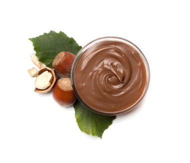 Fındık kremalı ve fındıklı, beyaz arka planda, üst tarafta..